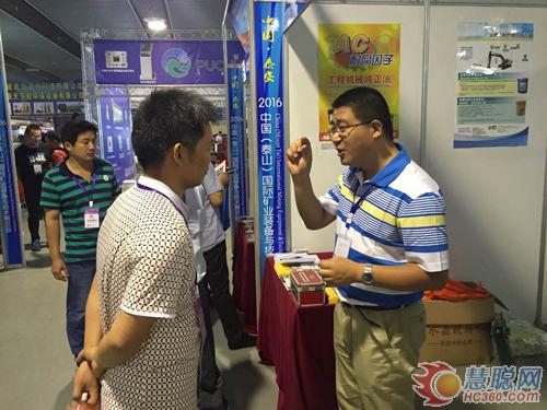 山東源根石化盛裝亮相中國國際礦業(yè)裝備與技術展(圖5) 工作人員給客戶講解